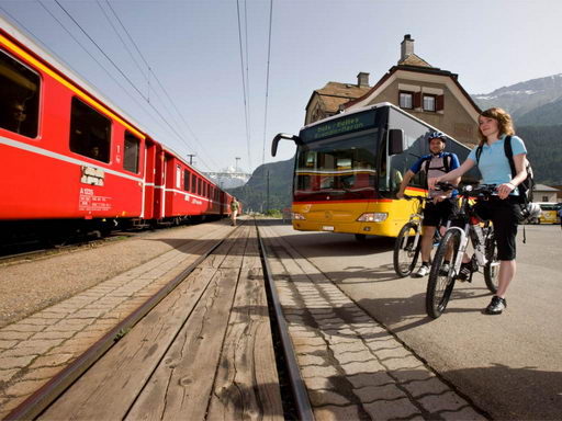 Bahn und Postauto beim Bahnhof Zernez - Schöne Aussichten Touristik
