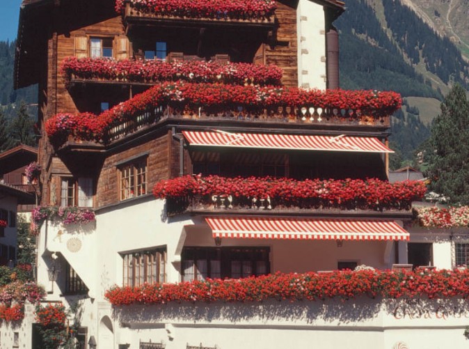 Chesa_Grischuna_Aussenansicht_Herbst