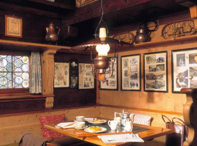 Chesa_Grischuna_Stammtisch