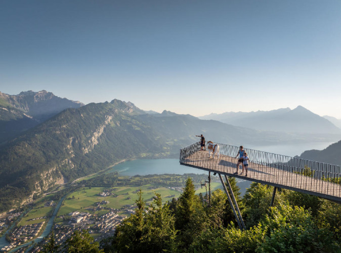 0062_Harder-Kulm-Zwei-Seen-Steg-ganze-Familie-mit-Thunersee-Drohne