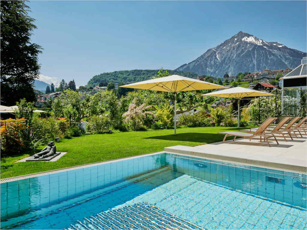 03 Private Selection Hotels Schoene Aussichten Touristik Eden Sicht Pool Garten Niesen2